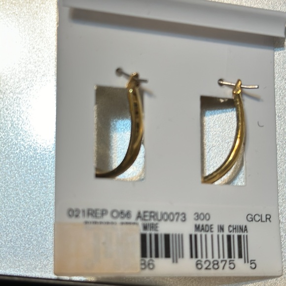 New vintage pair of gold with green stones earrings - Picture 3 of 6